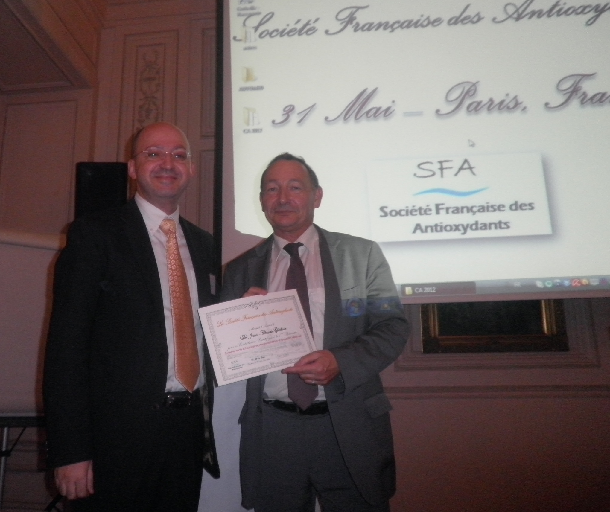 Le Dr Ghislain a été récompensé pour sa Contribution Scientifique par le Président de la SFA, le Dr Edeas